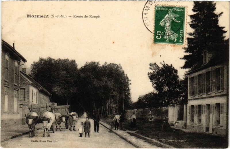 Carte postale ancienne Mormant Route de Nangis à Mormant