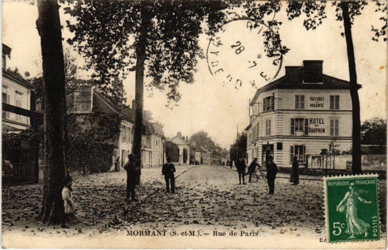 Carte postale ancienne Mormant Rue de Paris à Mormant