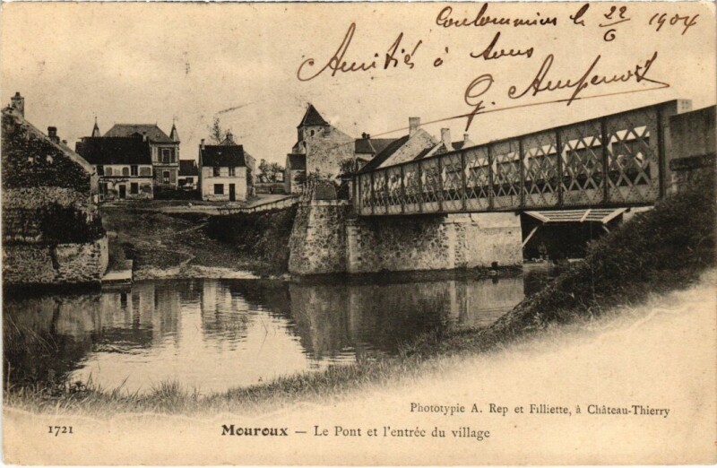 Carte postale ancienne Mouroux Le Pont et l'Entree du Village à Mouroux