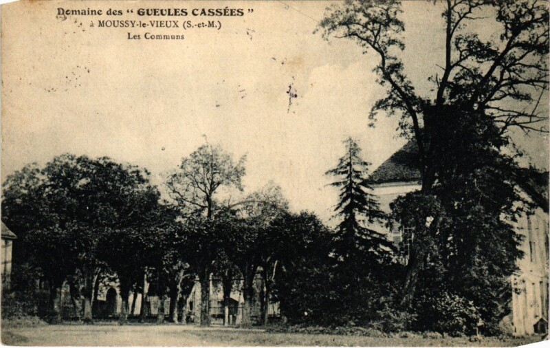 Carte postale ancienne Moussy-le-Vieux Domaine des Gueules Cassees - Les Communs à Moussy-le-Vieux