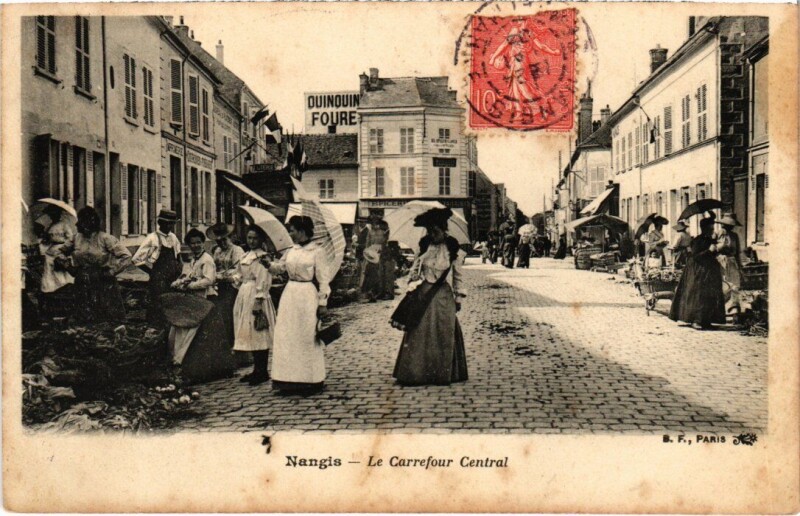 Carte postale ancienne Nangis Le Carrefour Central à Nangis