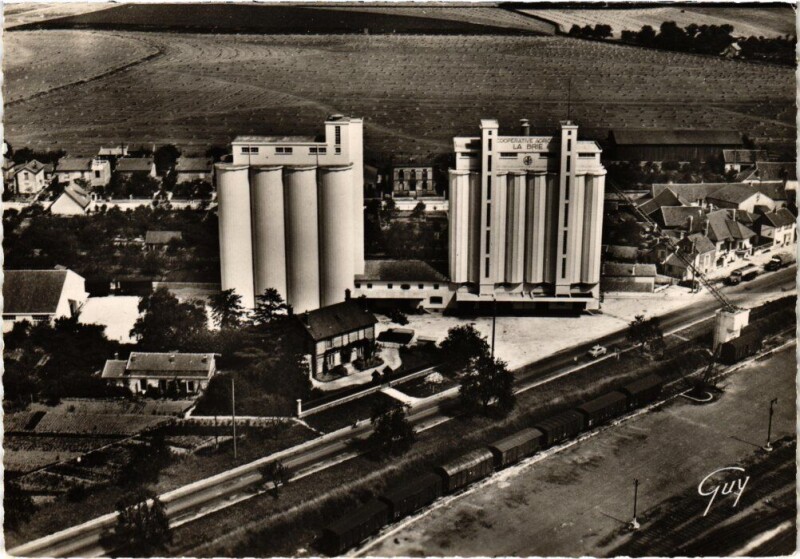 Carte postale ancienne Nangis Les Silos à Nangis