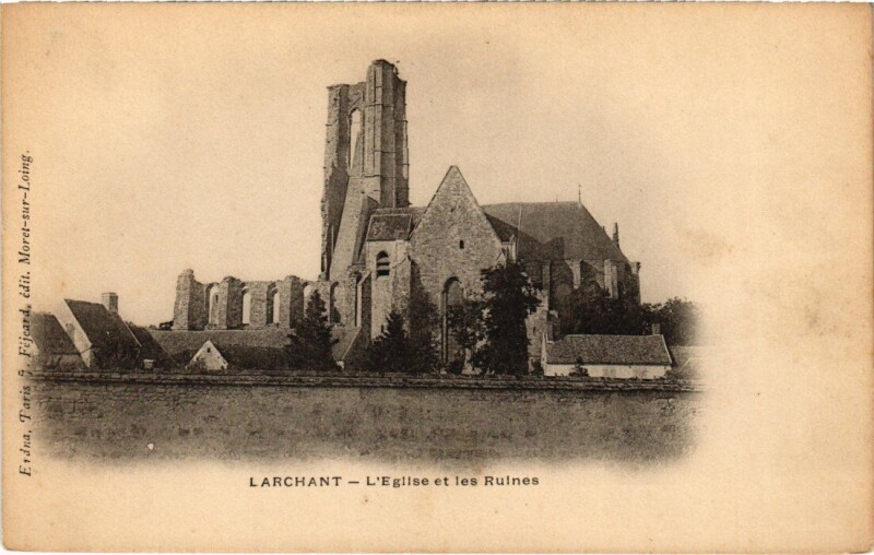 Carte postale ancienne Larchant Ruines - Eglise à Larchant