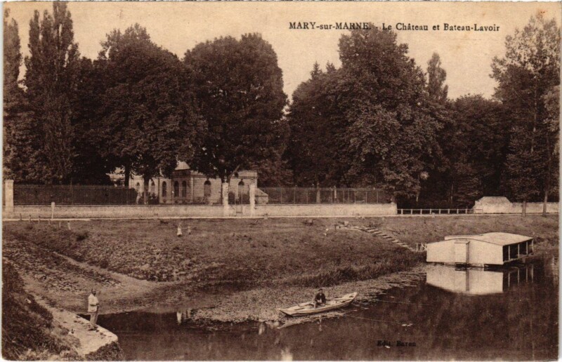 Carte postale ancienne Mary-sur-Marne Le Chateau et Bateau-Lavoir à Mary-sur-Marne