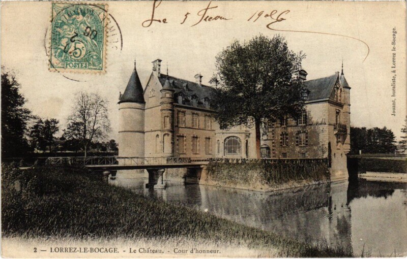 Carte postale ancienne Lorrez-le-Bocage Le Chateau - Cour d'Honneur