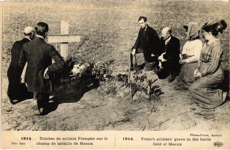 Carte postale ancienne Meaux Tombes de Soldats Francais sur le Champ de Bataille à Meaux