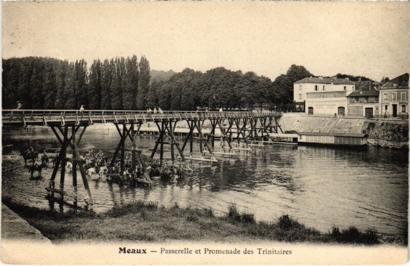 Carte postale ancienne Meaux Passerelle et Promenade des Trinitaires à Meaux