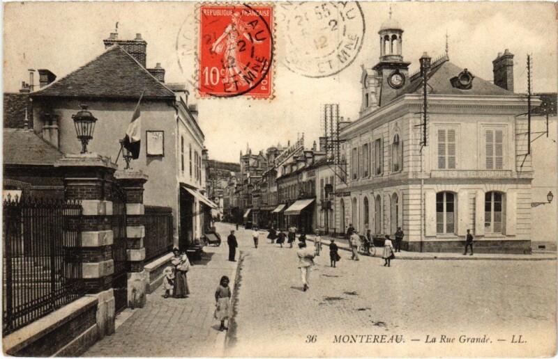Carte postale ancienne Montereau-Fault-Yonne La Rue Grande à Montereau-Fault-Yonne