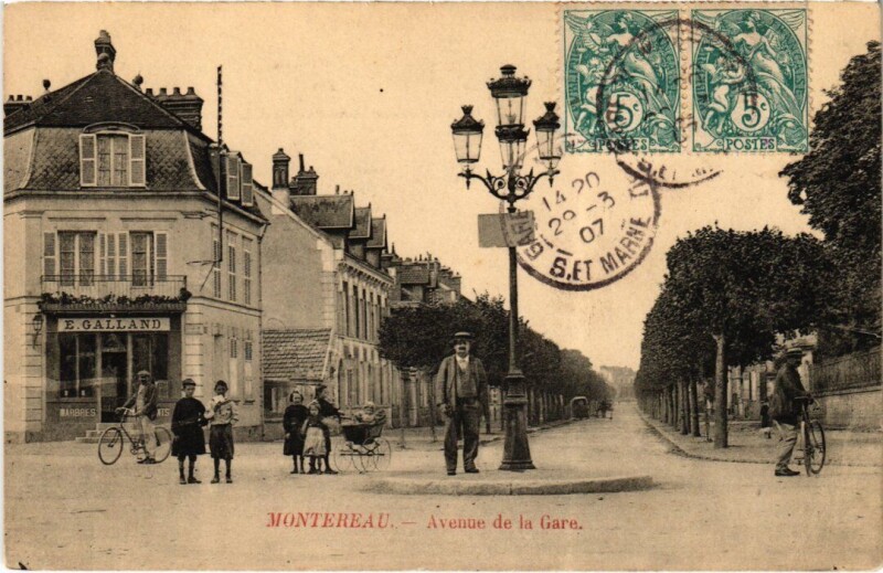 Carte postale ancienne Montereau-Fault-Yonne Avenue de la Gare à Montereau-Fault-Yonne