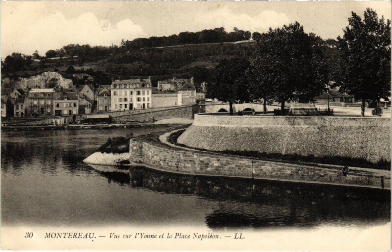 Carte postale ancienne Montereau-Fault-Yonne Vue sur l'Yonne et la Place Napoleon à Montereau-Fault-Yonne