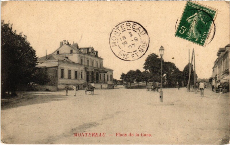 Carte postale ancienne Montereau-Fault-Yonne Place de la Gare à Montereau-Fault-Yonne