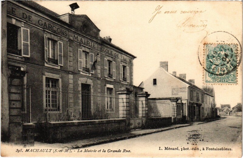 Carte postale ancienne Machault La Mairie et la Grande Rue à Machault