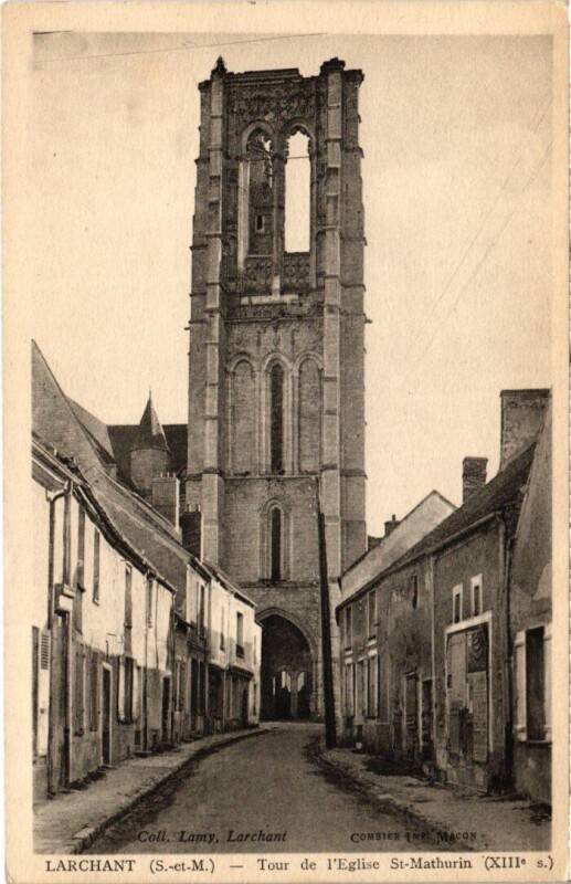 Carte postale ancienne Larchant Tour de l'Eglise Saint-Mathurin à Larchant