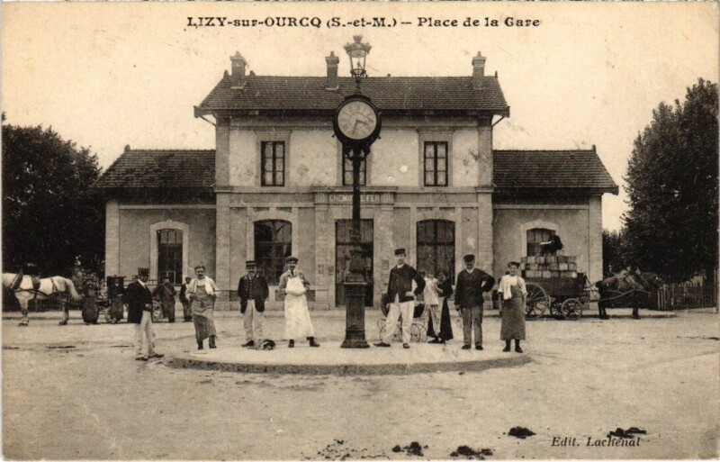 Carte postale ancienne Lizy-sur-Ourcq Place de la Gare à Lizy-sur-Ourcq