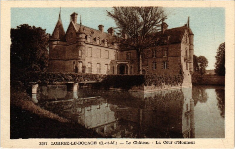 Carte postale ancienne Lorrez-le-Bocage Le Chateau - Cour d'Honneur
