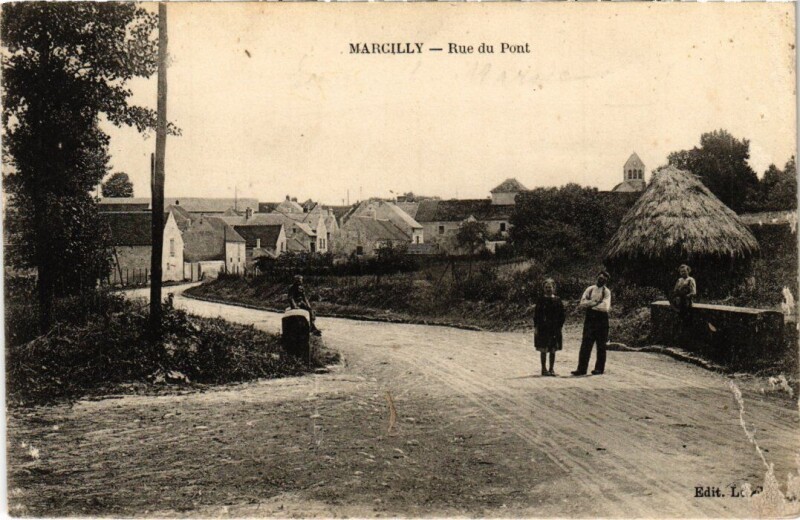 Carte postale ancienne Marcilly Rue du Pont à Marcilly