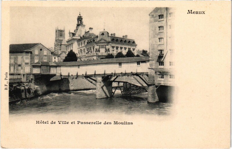 Carte postale ancienne Meaux Passerelle des Moulins - Hotel de Ville à Meaux