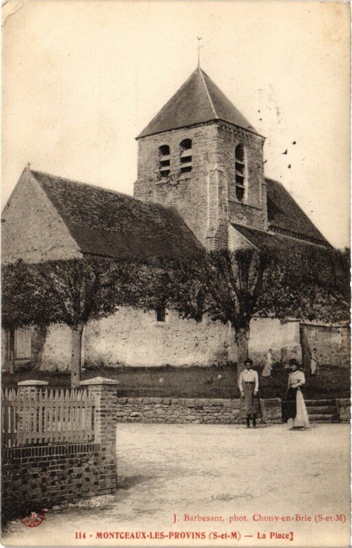 Carte postale ancienne Montceaux-les-Provins La Place à Provins