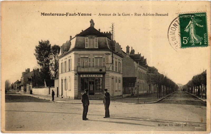 Carte postale ancienne Montereau-Fault-Yonne Avenue de la Gare - Rue Adrian-Besnard à Montereau-Fault-Yonne
