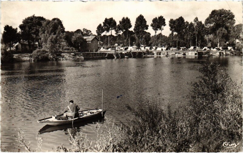 Carte postale ancienne Montevrain Le Camping et la Baignade