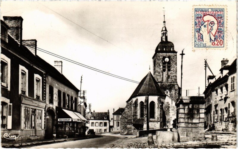Carte postale ancienne Montigny-Lencoup Place de l'Eglise à Montigny-Lencoup