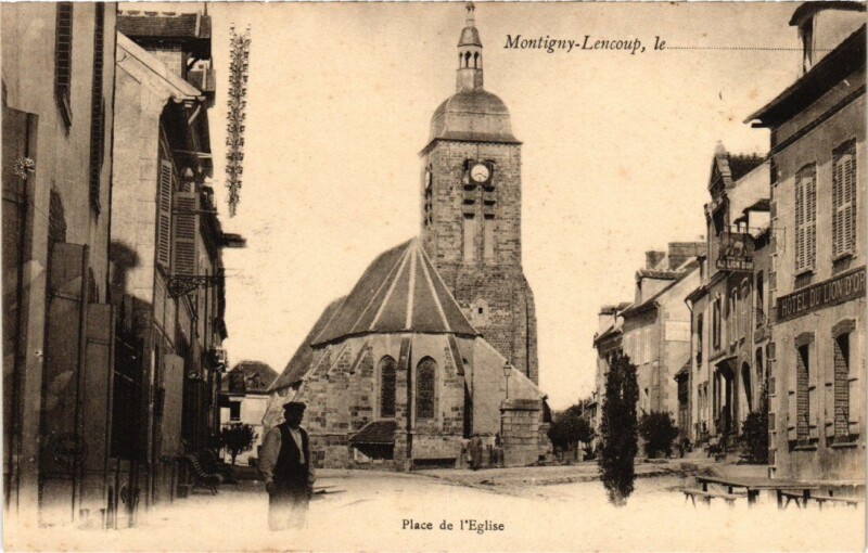 Carte postale ancienne Montigny-Lencoup Place de l'Eglise à Montigny-Lencoup