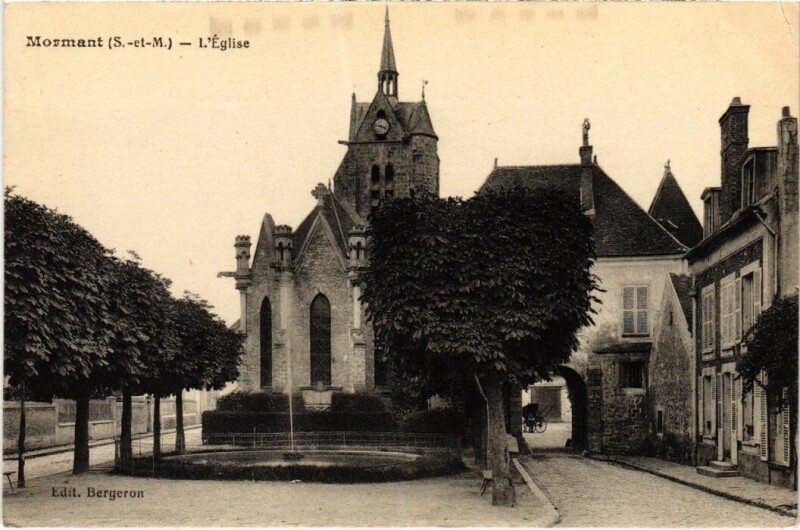 Carte postale ancienne Mormant Eglise à Mormant