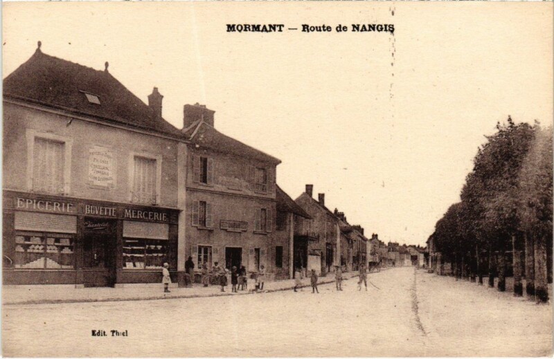 Carte postale ancienne Mormant Route de Nangis à Mormant