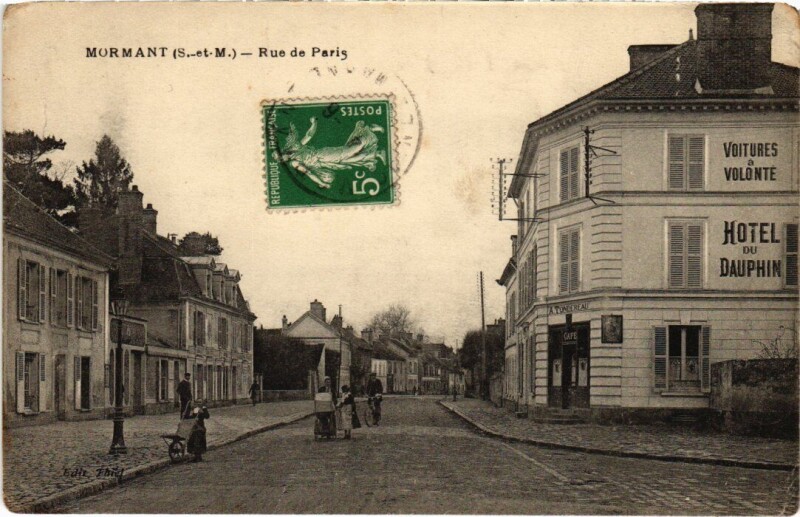 Carte postale ancienne Mormant Rue de Paris à Mormant