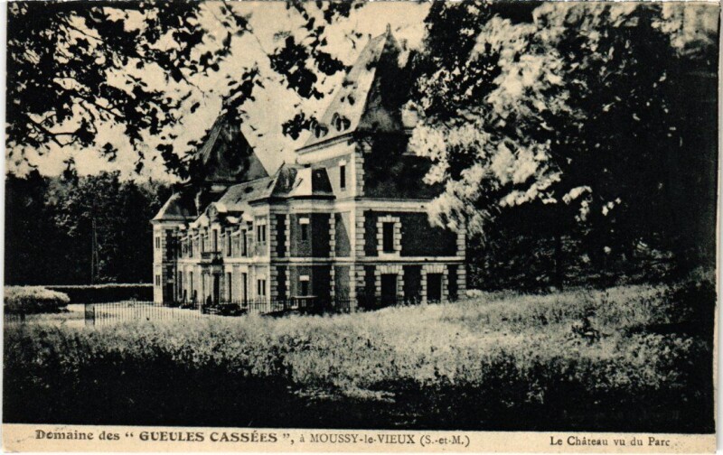 Carte postale ancienne Moussy-le-Vieux Domaine des Gueules Cassees - Chateau vu du Parc à Moussy-le-Vieux