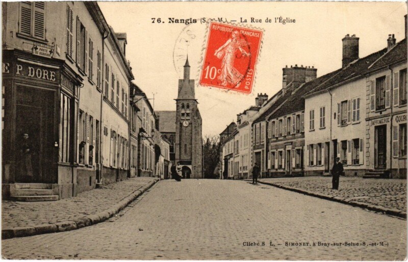 Carte postale ancienne Nangis La Rue de l'Eglise à Nangis