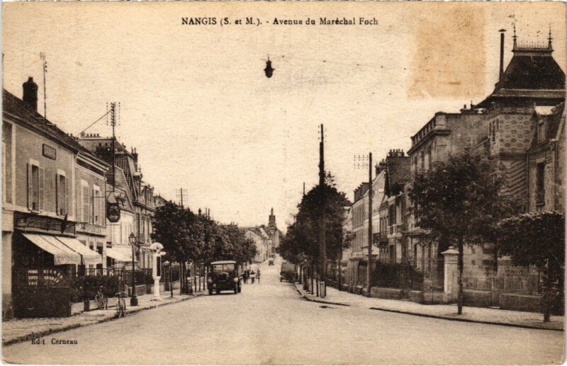 Carte postale ancienne Nangis Avenue du Marechal Foch à Nangis