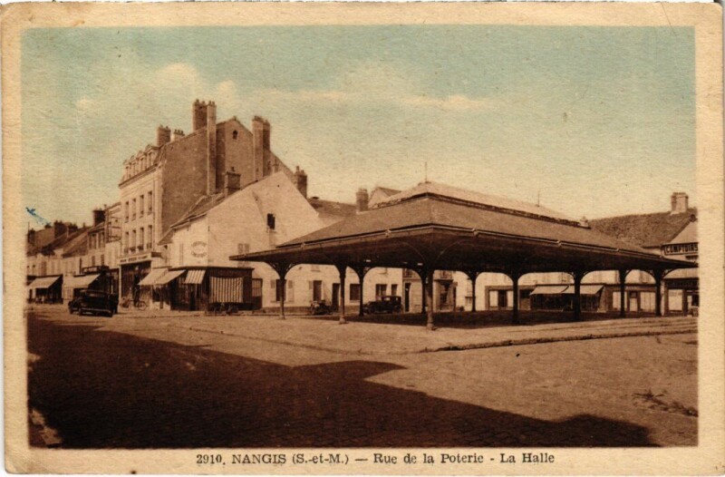Carte postale ancienne Nangis Rue de la Poterie - La Halle à Nangis