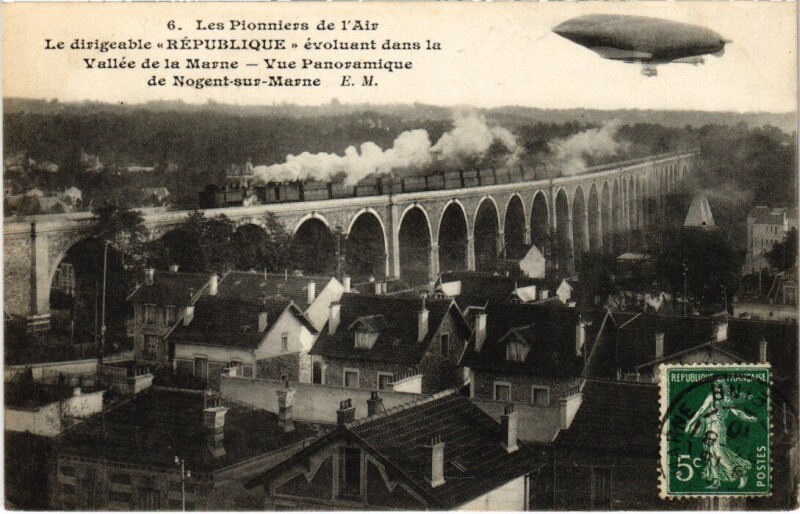 Carte postale ancienne Les Pionniers de l'Air dirigeable République évolant dans .. à Nogent-sur-Marne