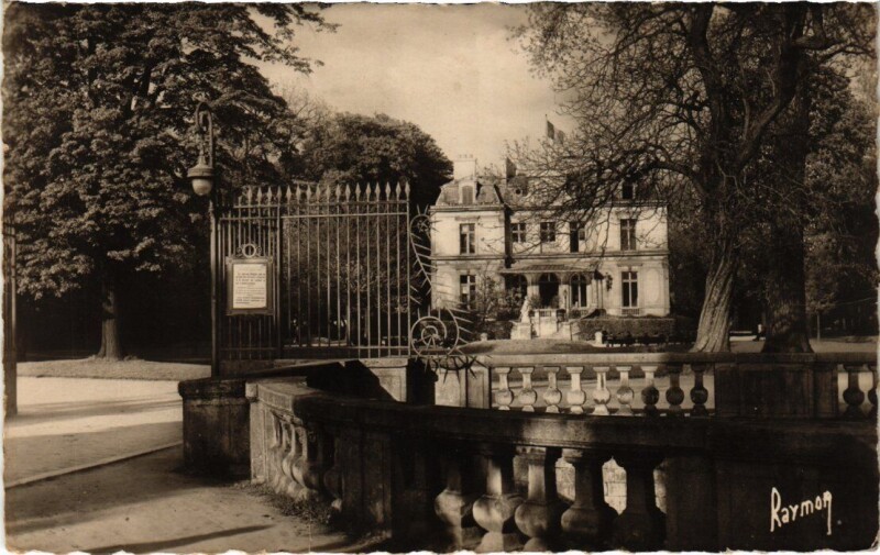 Carte postale ancienne Choisy le Roi Hotel de Ville et le Parc à Choisy-le-Roi