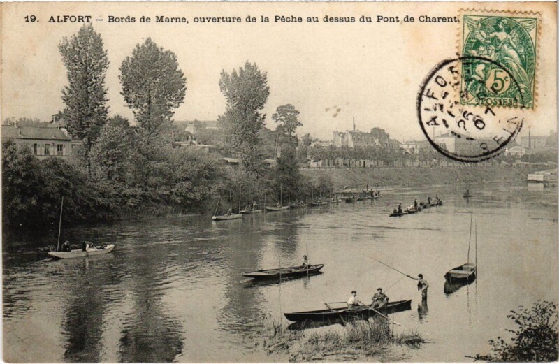 Carte postale ancienne Maisons Alfort Peche au dessus du Pont à Maisons-Alfort