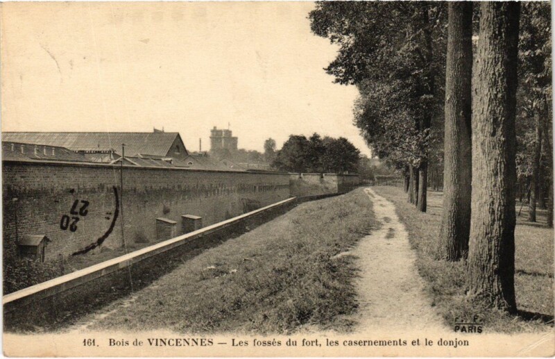 Carte postale ancienne Vincennes Les fosses du fort à Vincennes