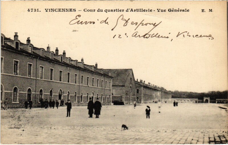Carte postale ancienne Vincennes Cour du quartier d'Artillerie à Vincennes