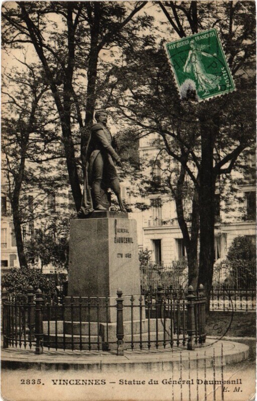Carte postale ancienne Vincennes Statue du General Daumesnil à Vincennes