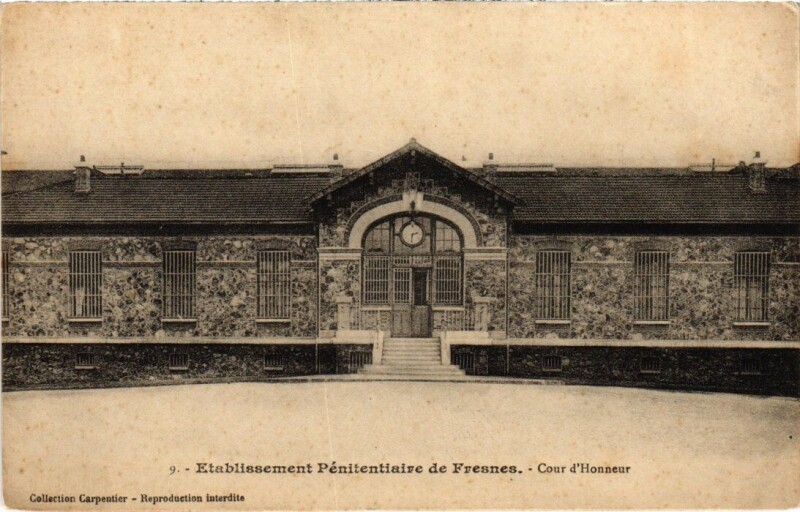 Carte postale ancienne Fresnes Etablissements Penitentiaires cour d'honneur à Fresnes