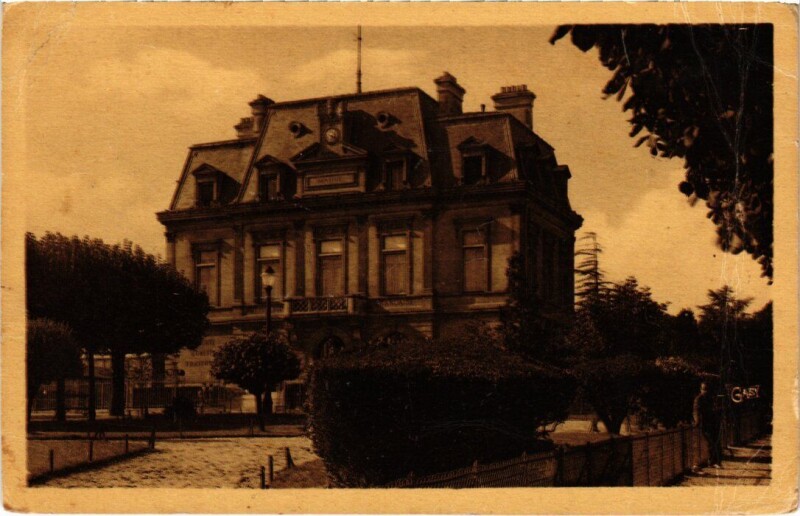 Carte postale ancienne Nogent sur Marne La Mairie et le Square à Nogent-sur-Marne