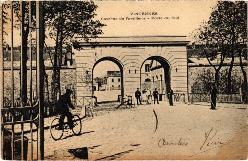 Carte postale ancienne Vincennes Caserne de l'artillerie Porte du Sud à Vincennes