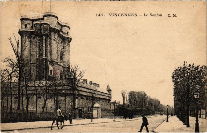 Carte postale ancienne Vincennes Le Donjon à Vincennes