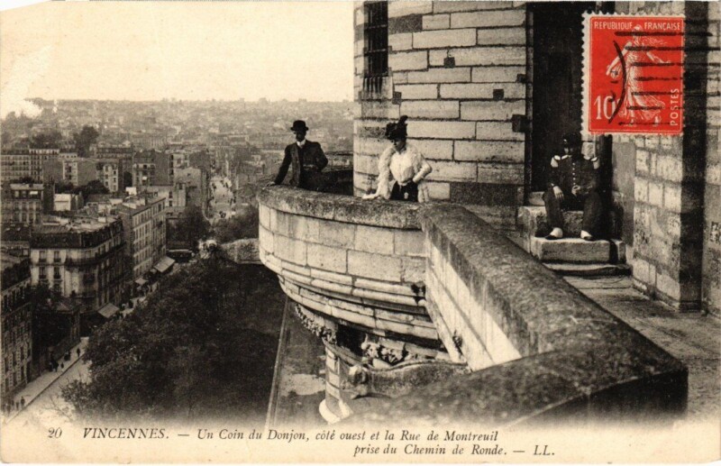 Carte postale ancienne Vincennes un coin du Donjon à Vincennes