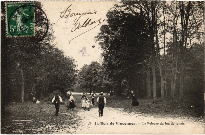 Carte postale ancienne Vincennes La Pelouse du Jeu de tennis à Vincennes