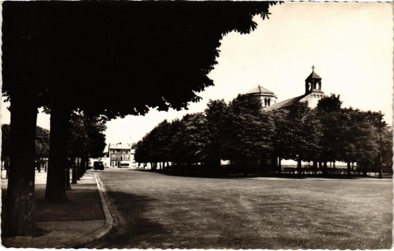 Carte postale ancienne St Maur Place des Marronniers