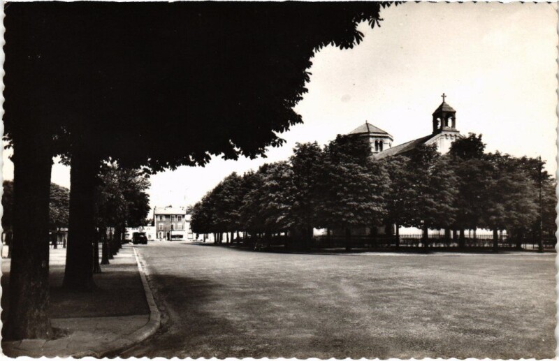 Carte postale ancienne St Maur Place des Tilleuls