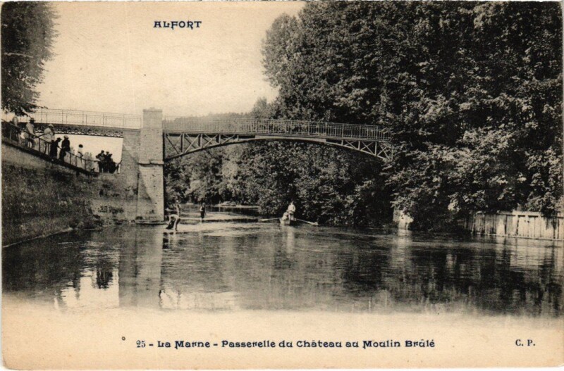Carte postale ancienne Maisons Alfort Passerelle du Chateau au Moulin Brule à Maisons-Alfort