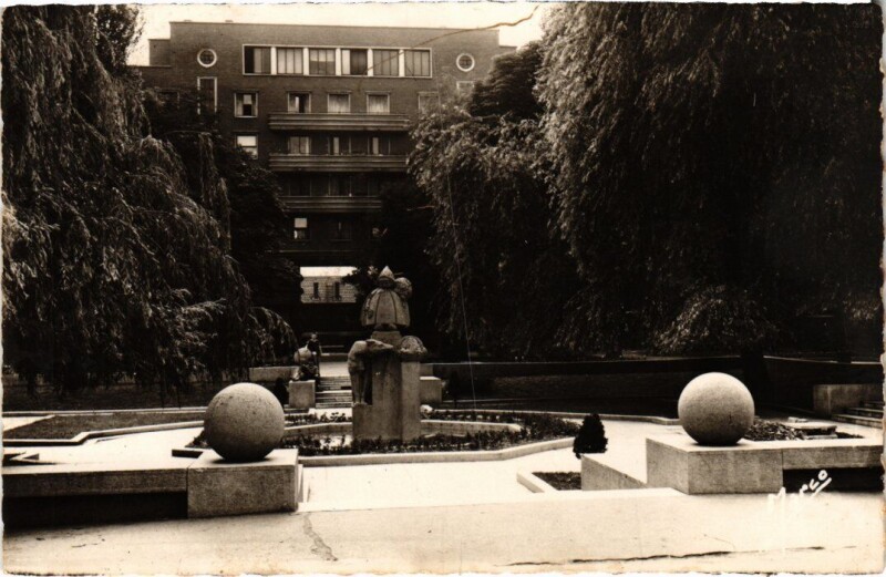 Carte postale ancienne Maisons Alfort Les H.L.M. Petit Chaperon Rouge à Maisons-Alfort