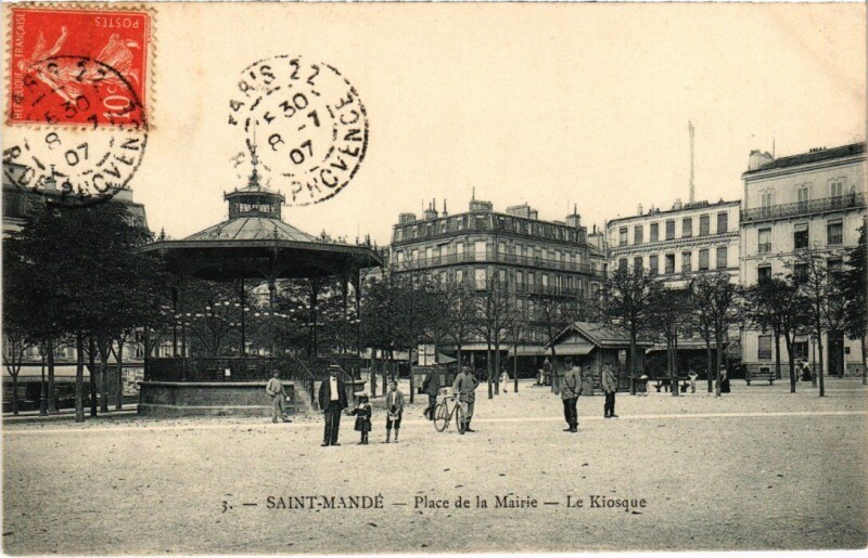 Carte postale ancienne St Mande Place de la Mairie Le Kiosque